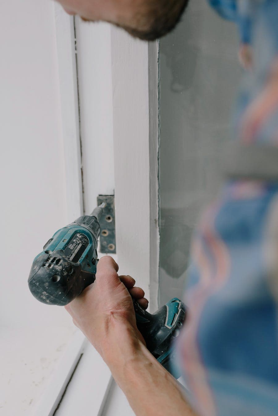 Handwerker installiert ein Fenster bei einer Renovierung