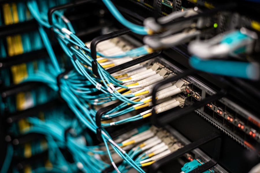 Patchpanel mit eingesteckten Netzwerkkabeln